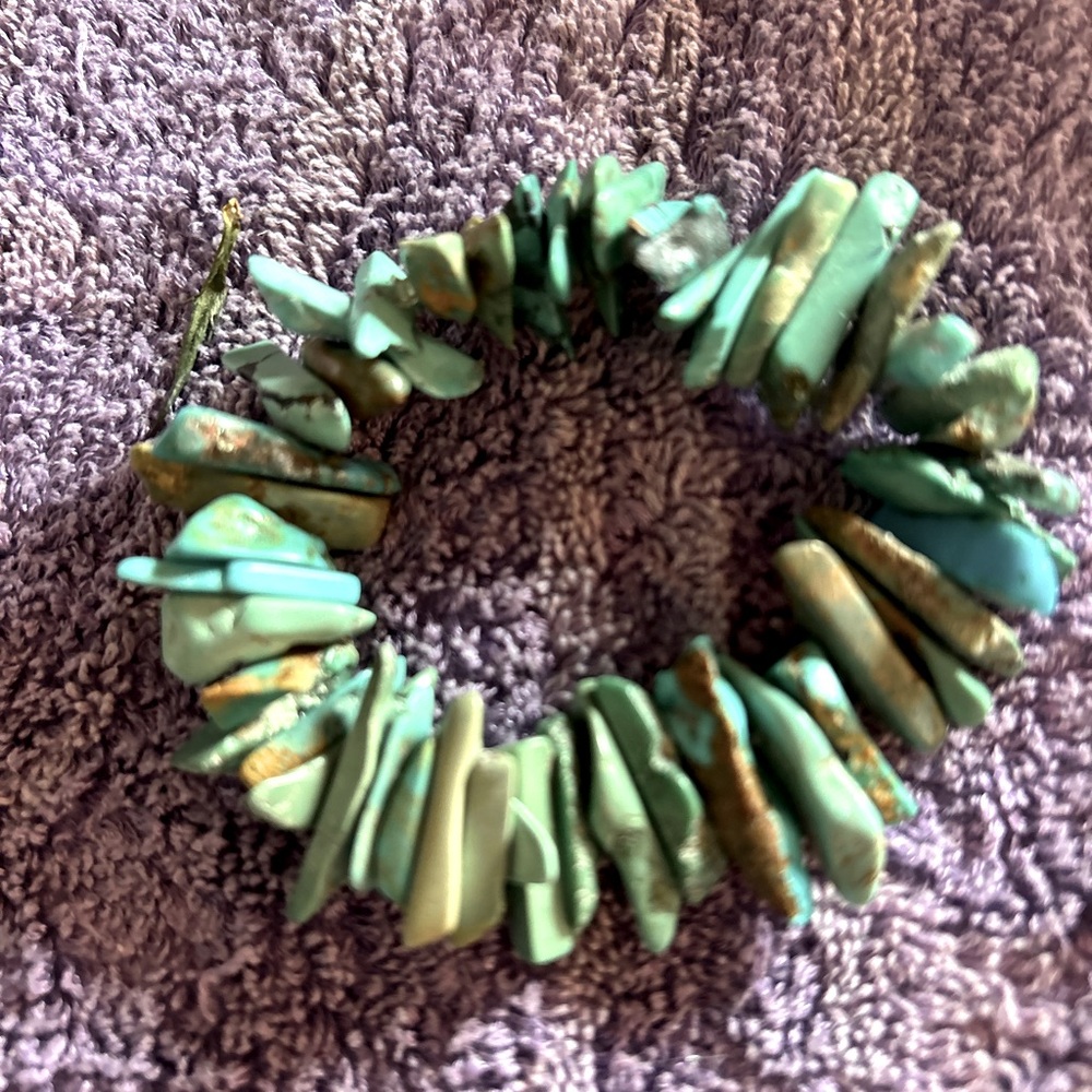 Faux turquoise bracelet with an elastic stretch